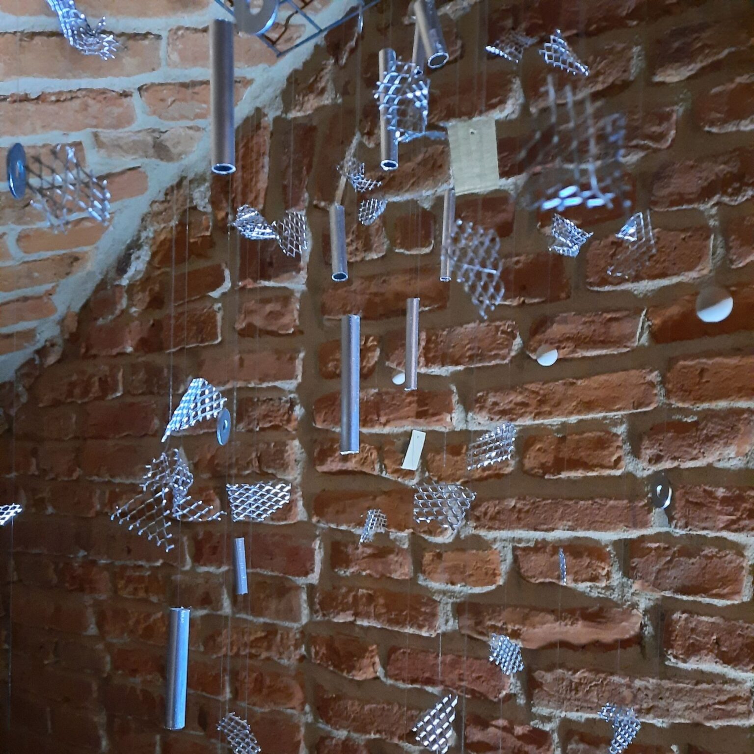 Wystawa wieńcząca warsztaty tworzenia instalacji dźwiękowych.