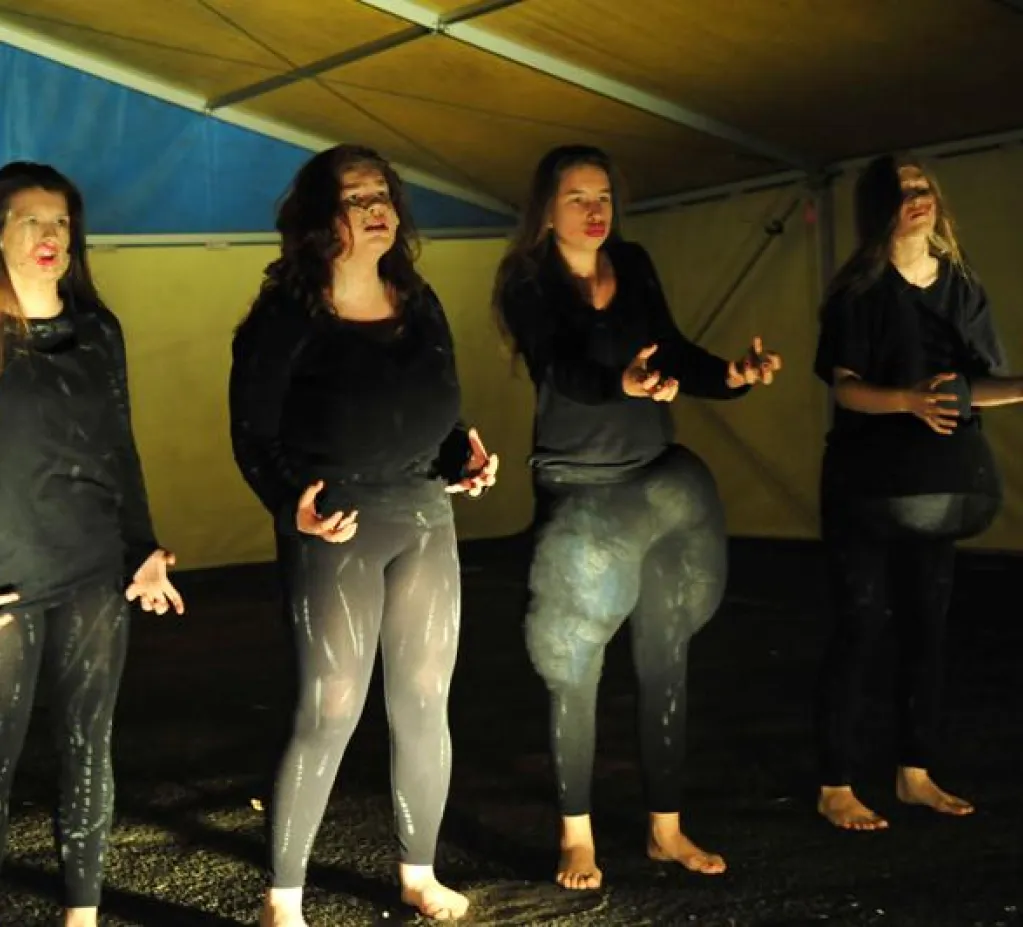 Freeky – refleksyjny spektakl o oryginalności Teatru ExPonad z Centrum Kultury w Piasecznie prowadzonego przez Annę Kolanowską