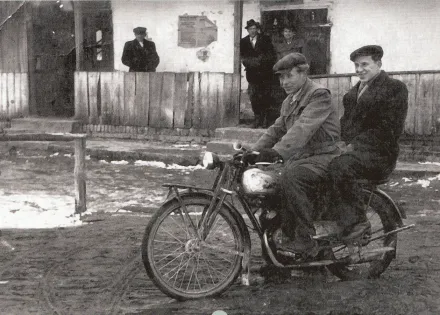 05a Mieszkańcy Rakszawy przed karczmą, lata 70. XX w. Fotografia z książki Agnieszki Rzepki „Mieszkańcy Rakszawy na starej fotografii”, Rakszawa - Rzeszów 2016