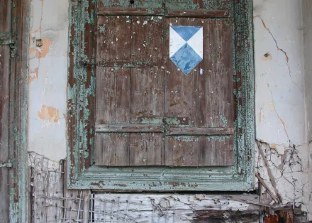 21 Tabliczka „Obiekt prawem chroniony” na pokrytych patyną okiennicach, fot. Maciej Musz
