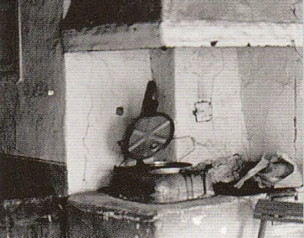 06 Piec z okapem, szabaśnikiem i paleniskiem, lata 70. XX w. Fotografia z książki Agnieszki Rzepki „Mieszkańcy Rakszawy na starej fotografii”, Rakszawa - Rzeszów 2016