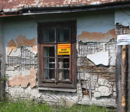 13 Okno i fragment zniszczonego muru. Widoczna konstrukcja oparta na trzcinie, wygląd współczesny, fot. Maciej Musz